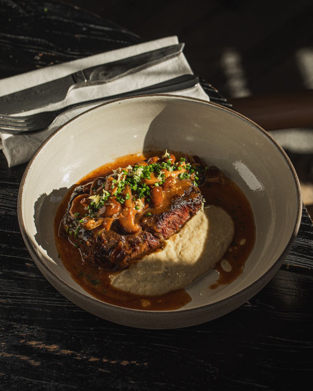 Томлёные щечки конины, пюре из баклажана, грибное рагу.jpg