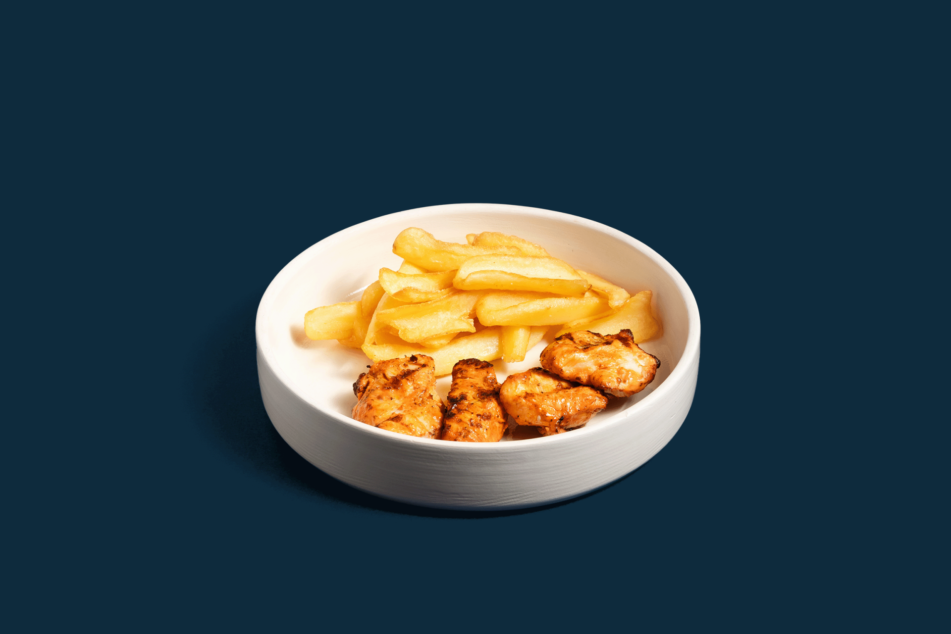 Шашлык из курицы с картофелем фри.png